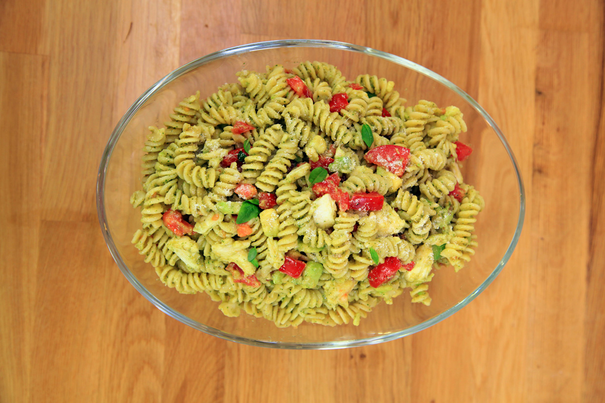Pesto Soslu Avokadolu Makarna Salatası